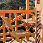 Bright Artist's On Hills Appartement *