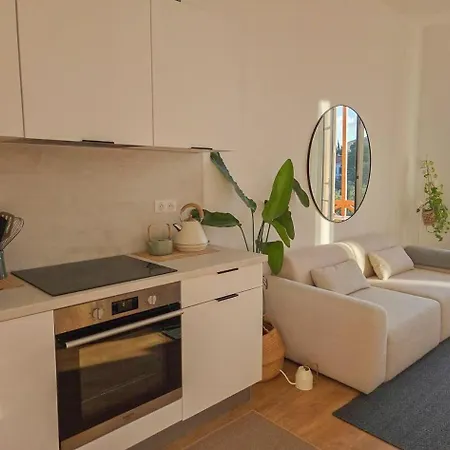 Bright Artist's On Hills Apartment Nice