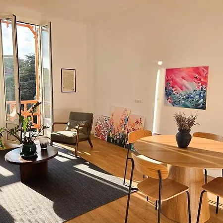 Bright Artist's On Hills 아파트