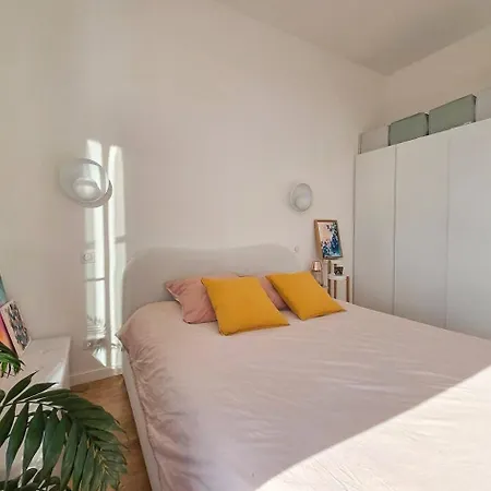 Bright Artist's On Hills Apartment *