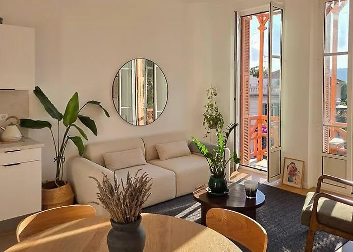 Bright Artist's On Hills Apartment