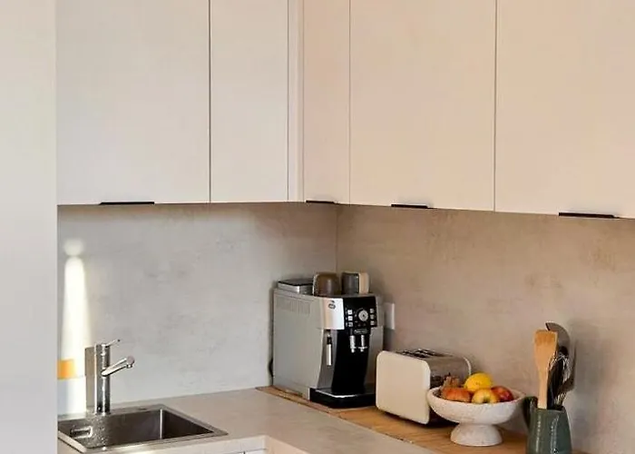 Bright Artist's On Hills Apartment *