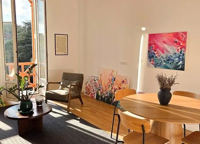 Bright Artist's On Hills Apartment