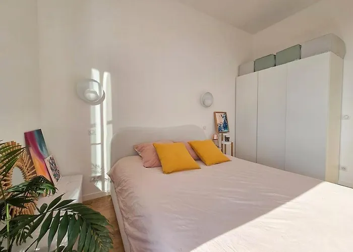 Bright Artist's On Hills Apartment *