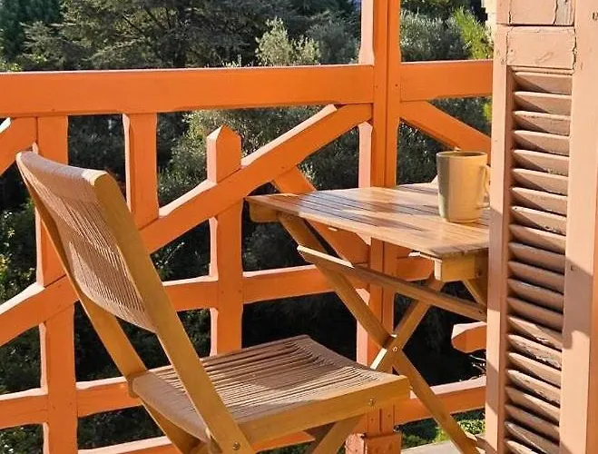 Bright Artist's On Hills Apartment *