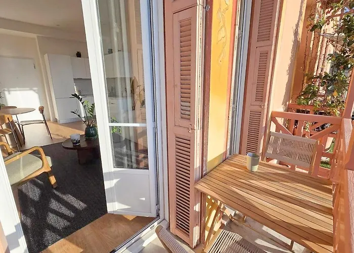 Bright Artist's On Hills Apartment Nice